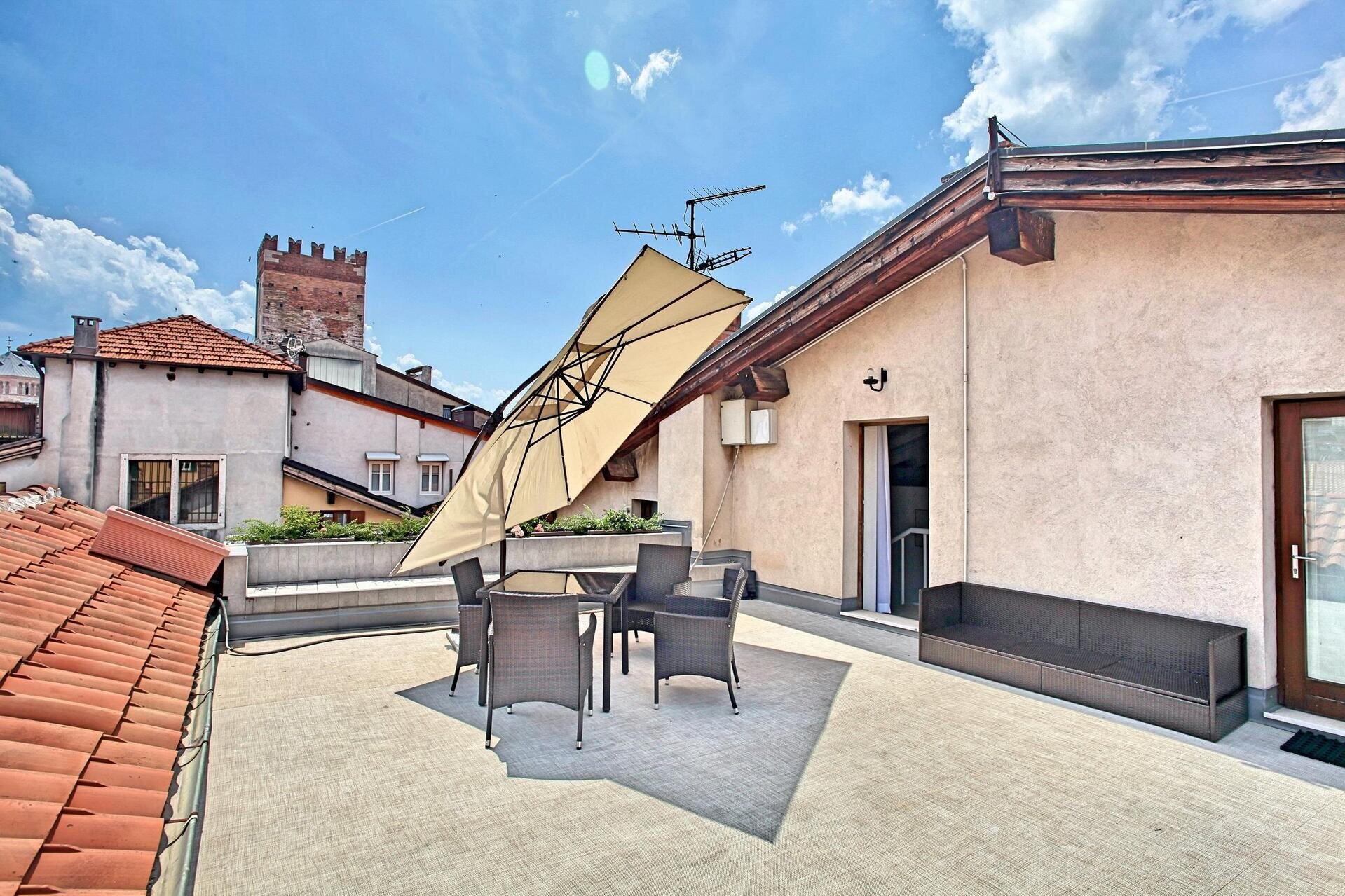 terrazzo-sedie-tavolo-suite