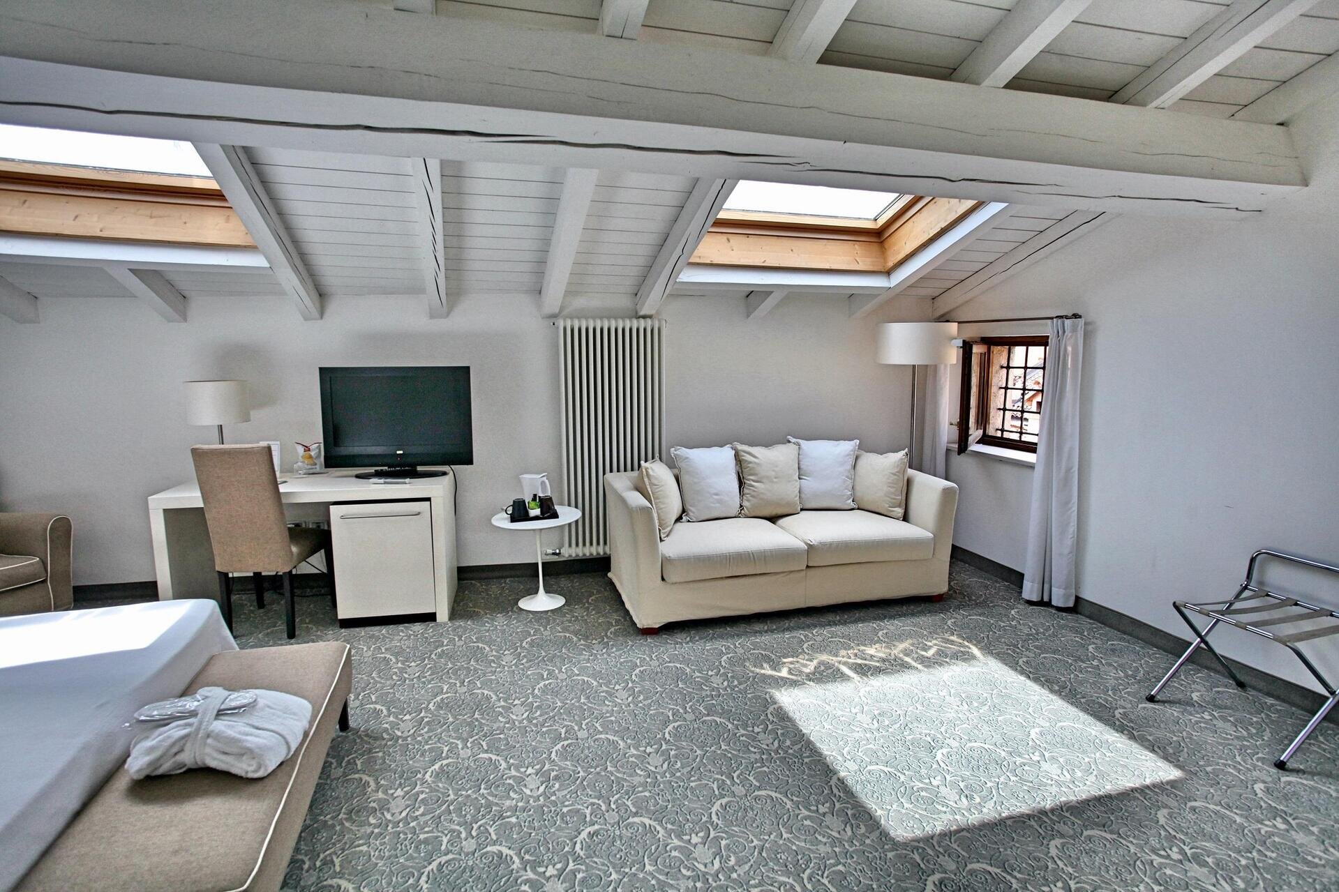 divano-letto-hotel-accademia-trento-junior-suite