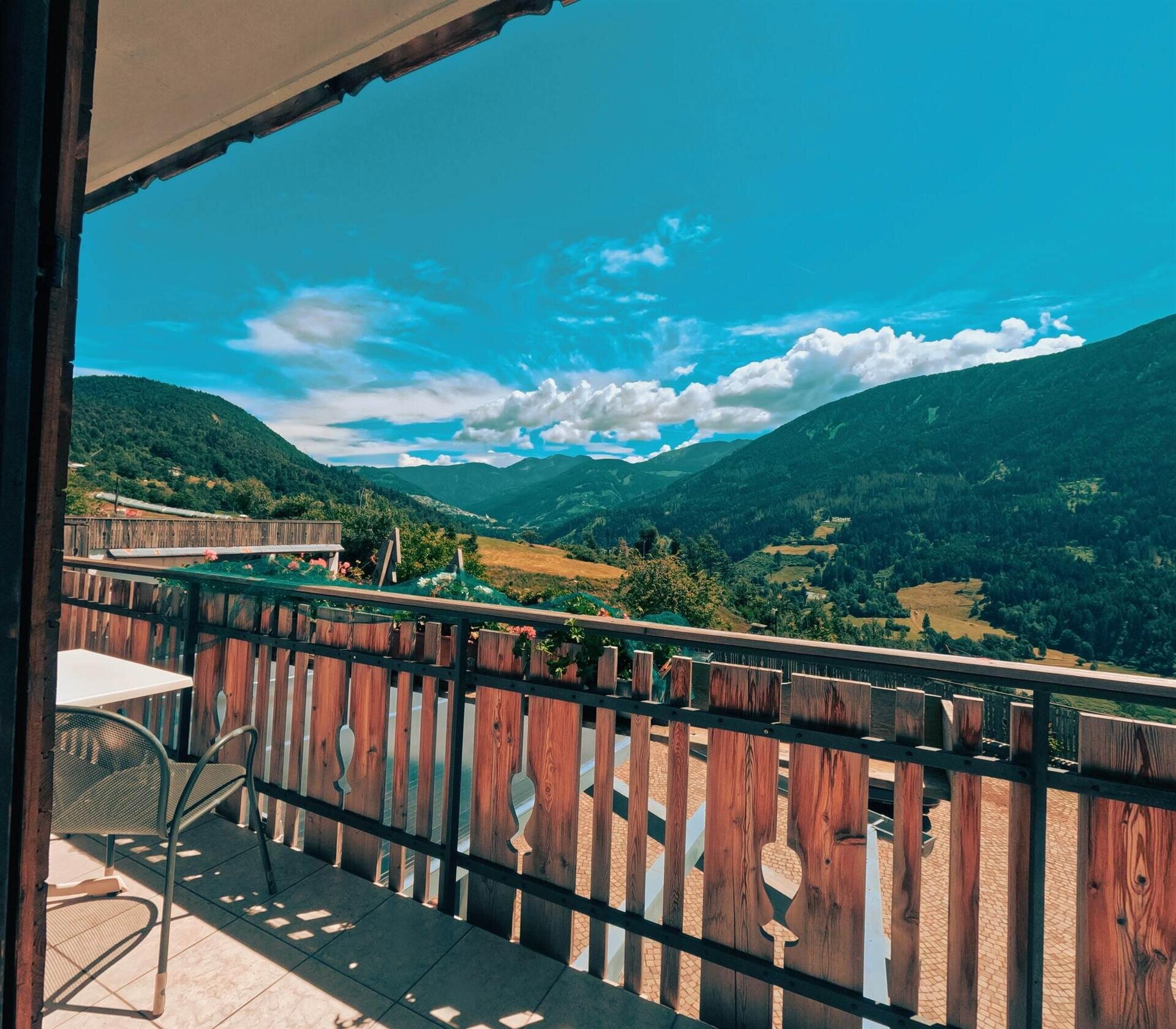 Camera Vista Lago Montagne