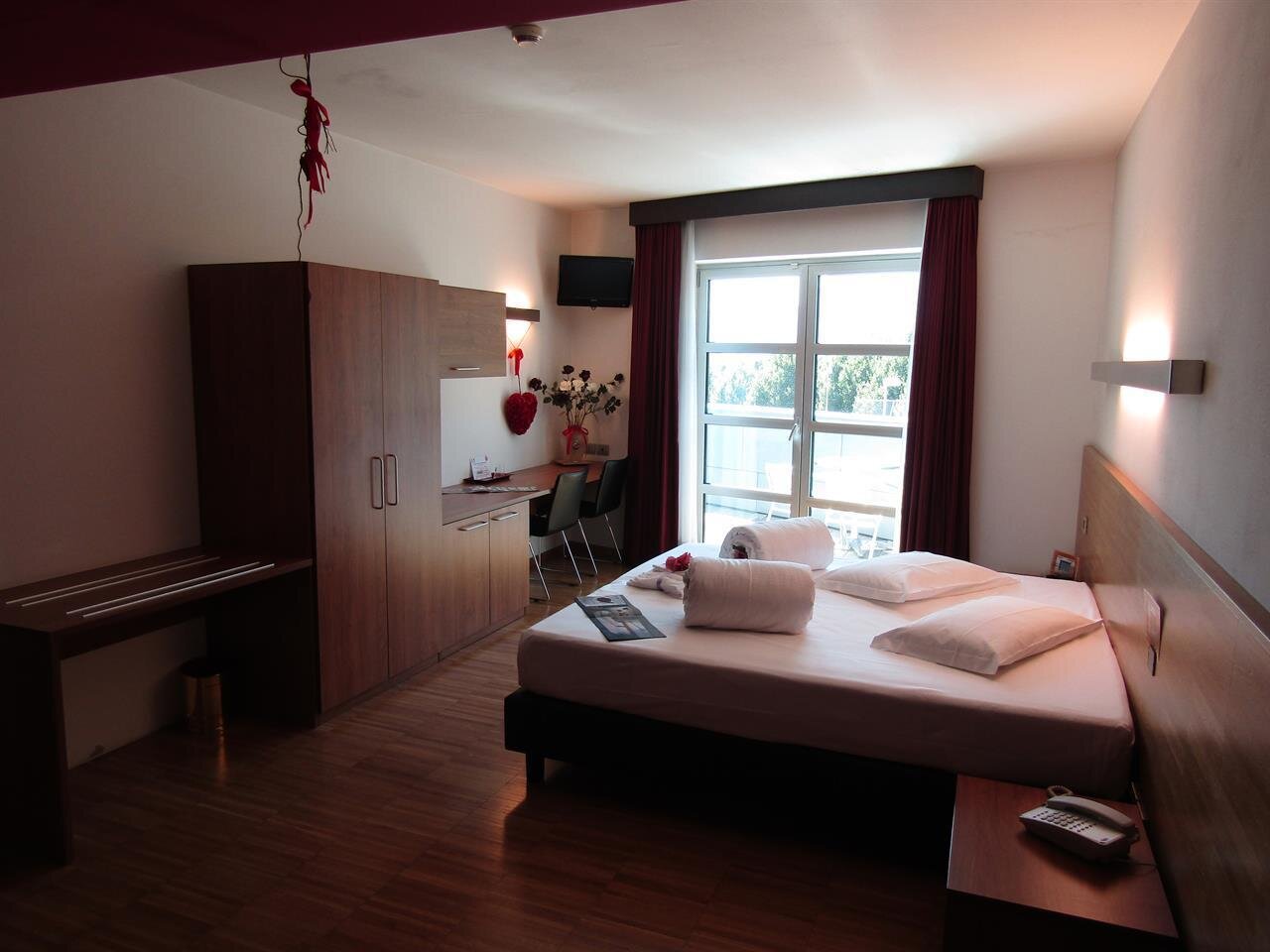 family room con balcone