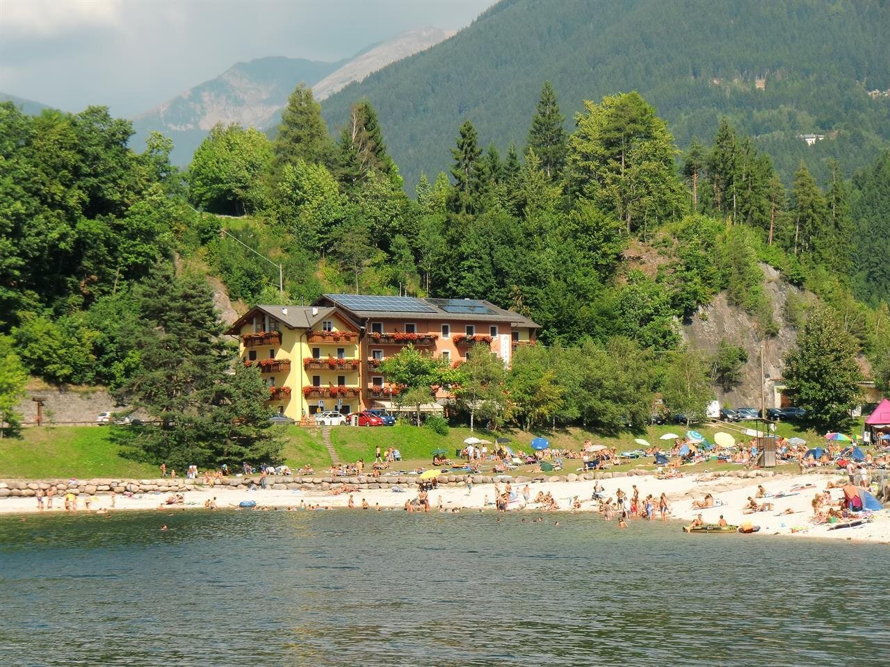 Vista albergo e lago e spiaggia