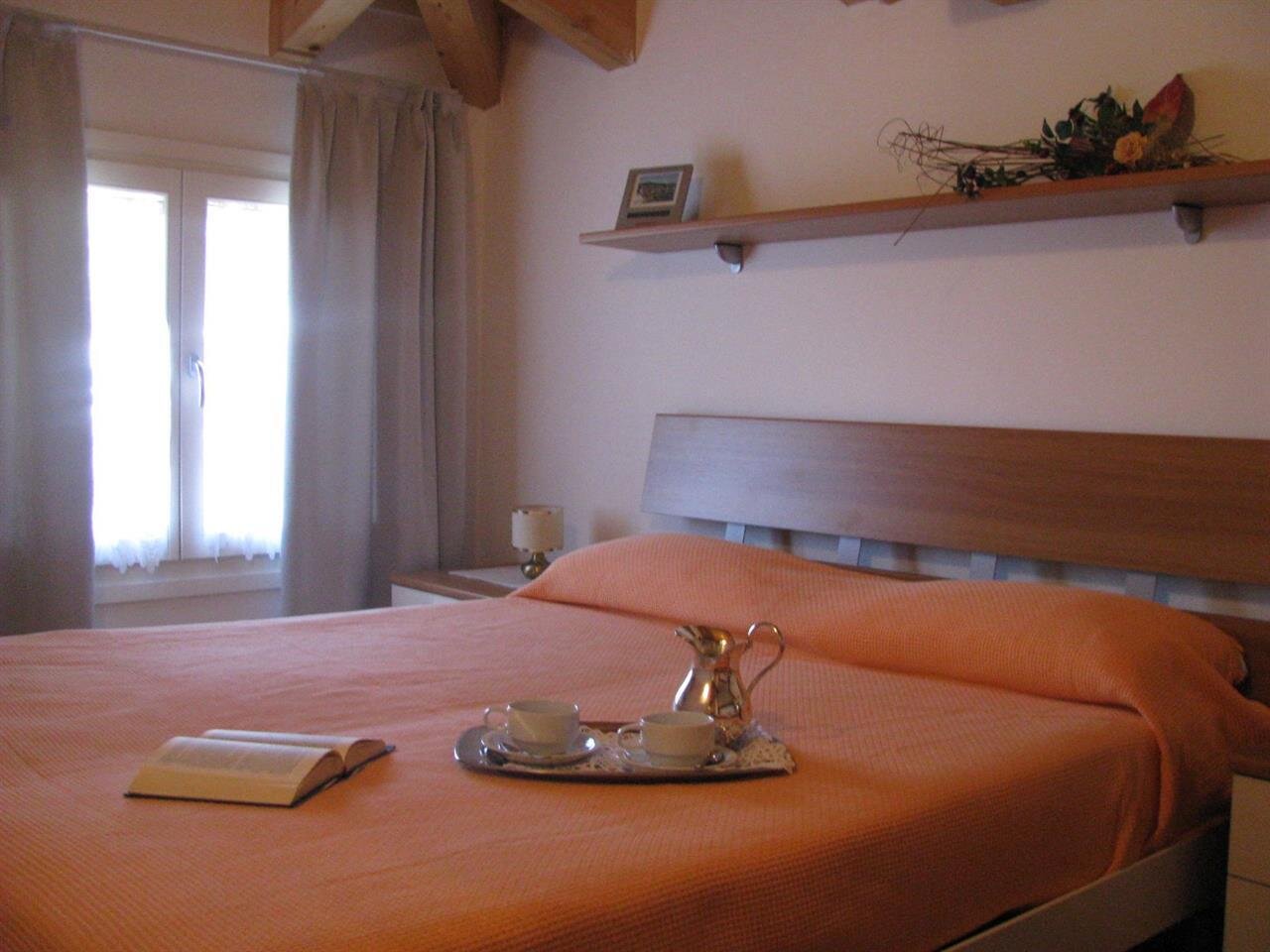 camera letto matrimoniale appartamento rosso