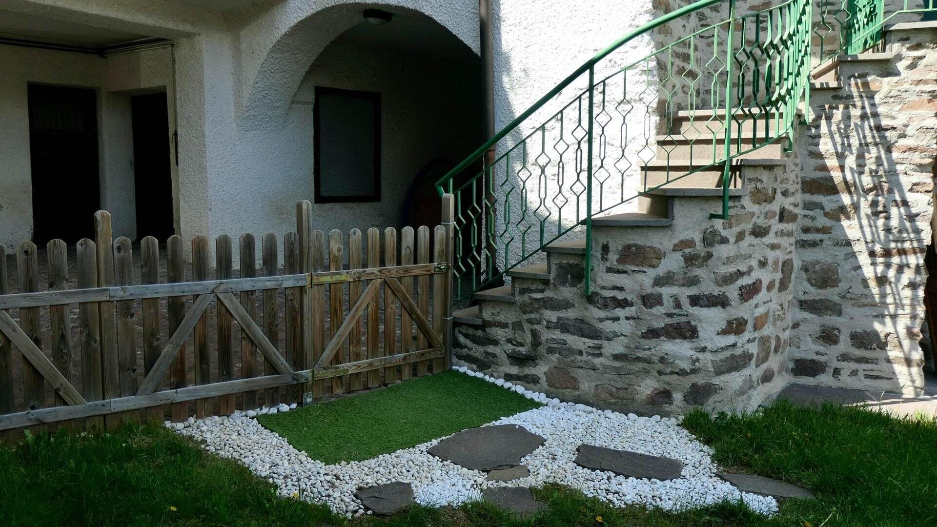 E2C427DC-9DFC-403D-8F4C-7741A266E136_1_201_a