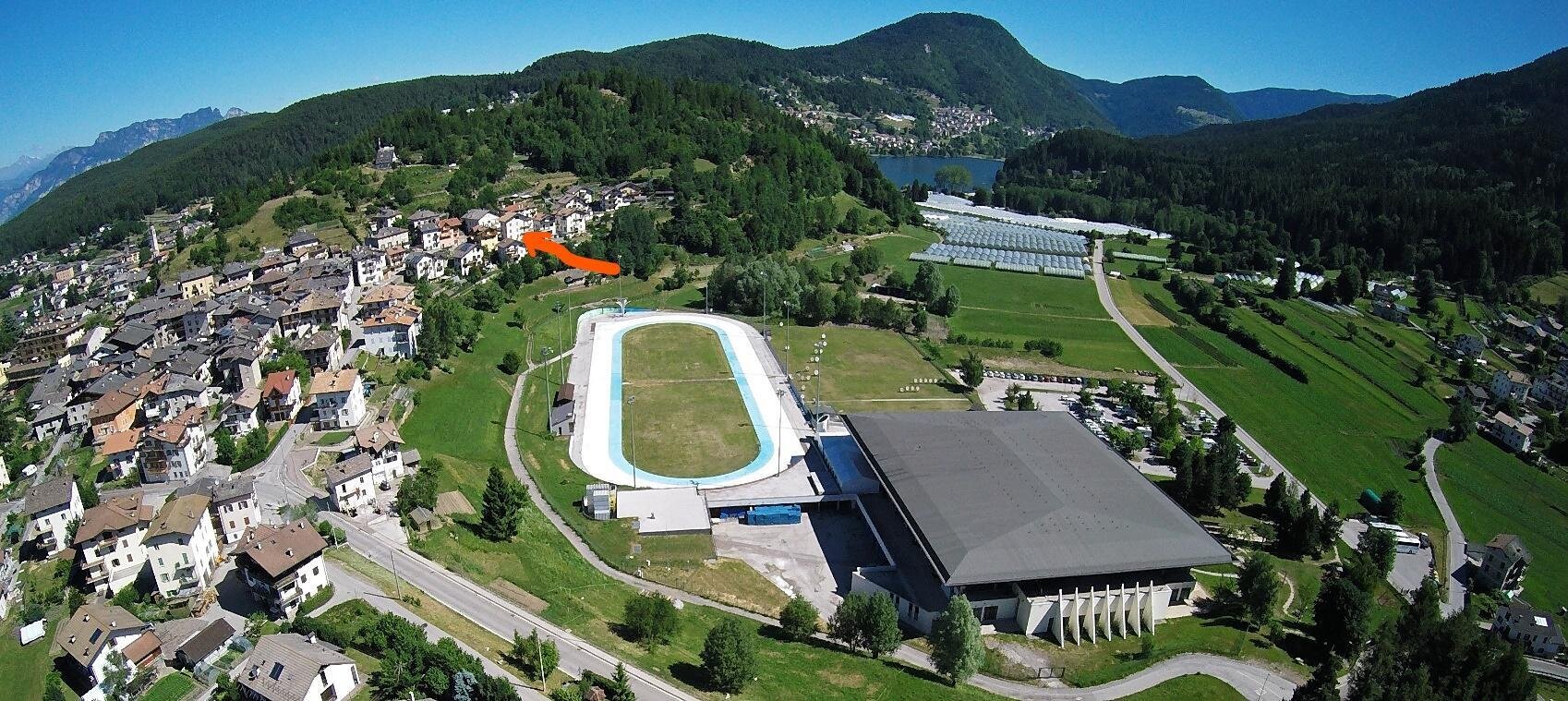 panoramica tra lago, doss e stadio del ghiaccio