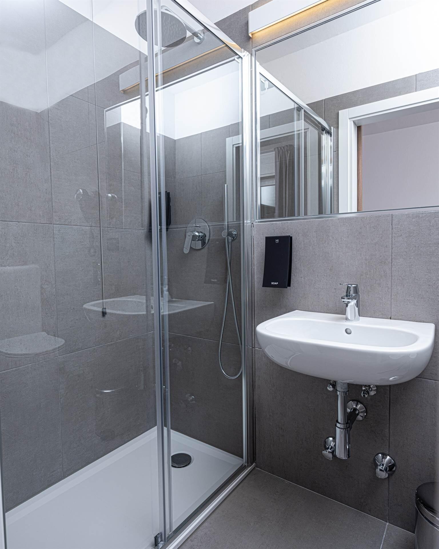 Hi Hotel - single room standard with balcony (6)