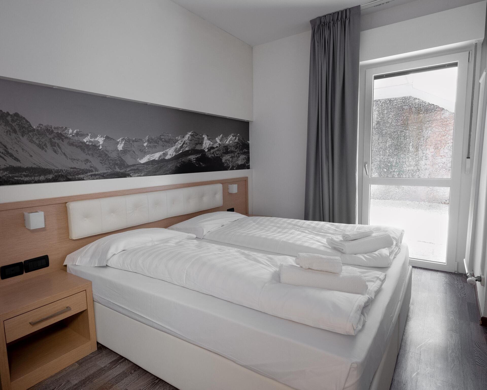 Hi Hotel 4-bed room economy (2)