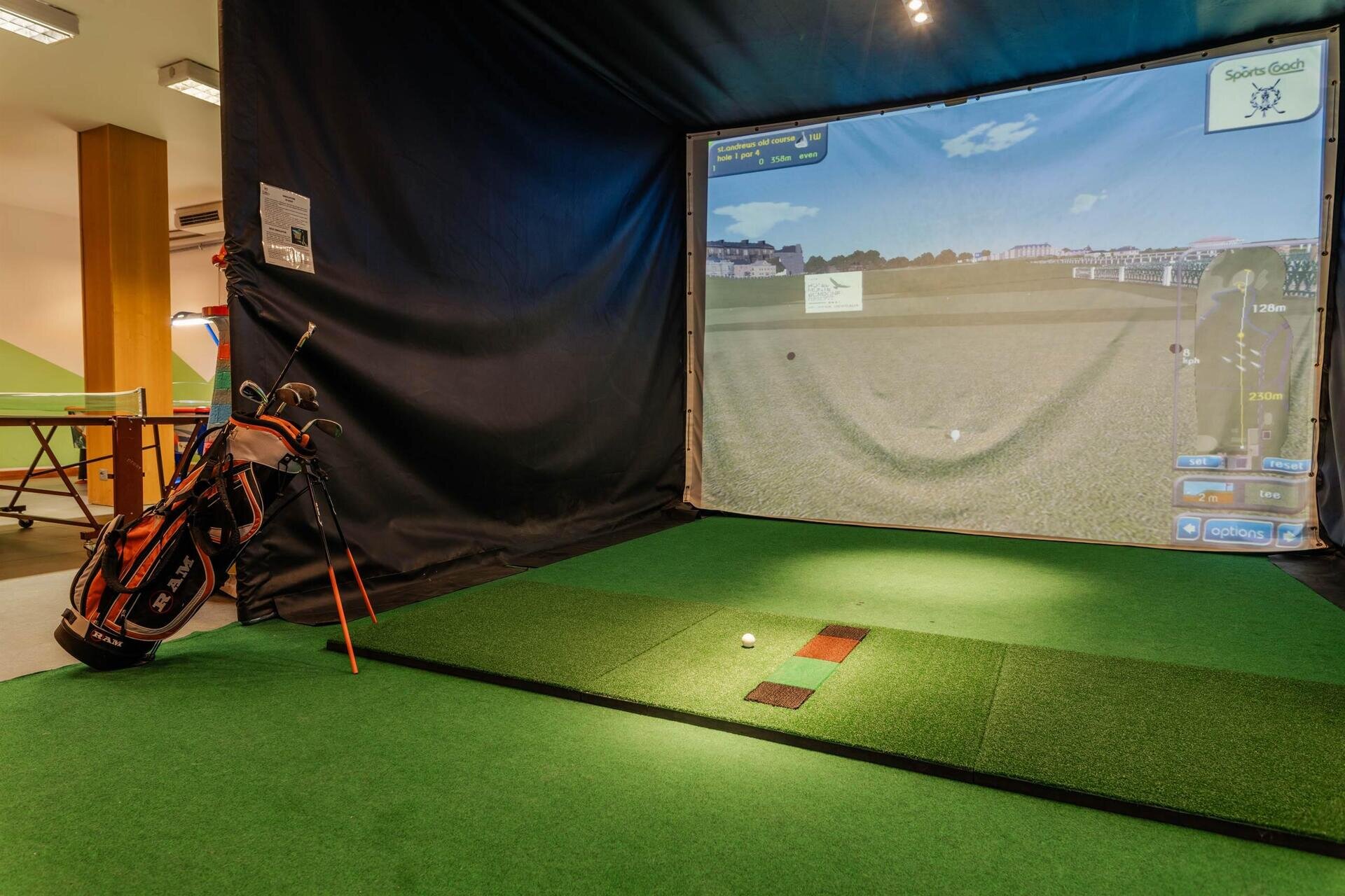 Campo pratica di golf al coperto