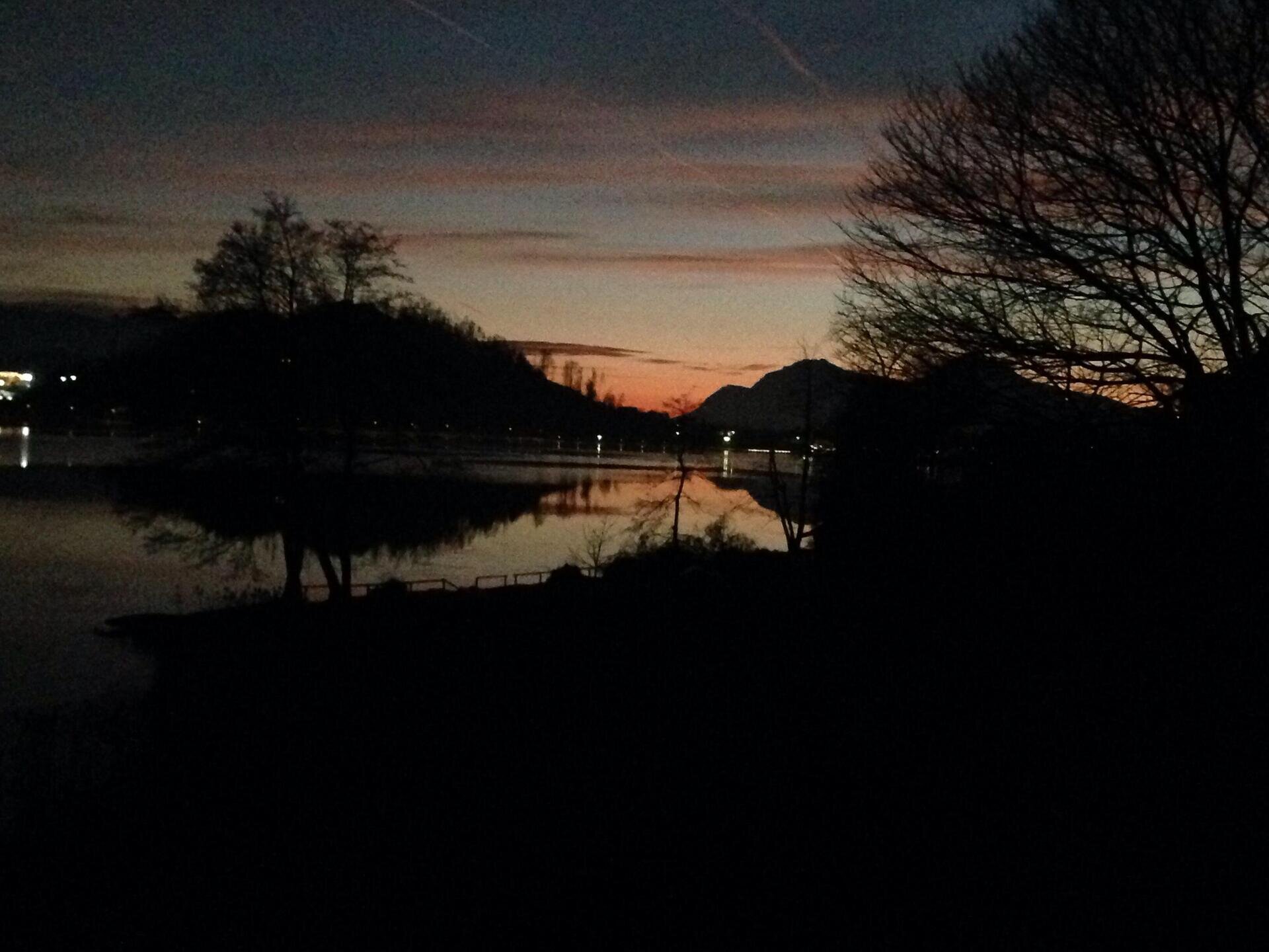lago di baselga di notte