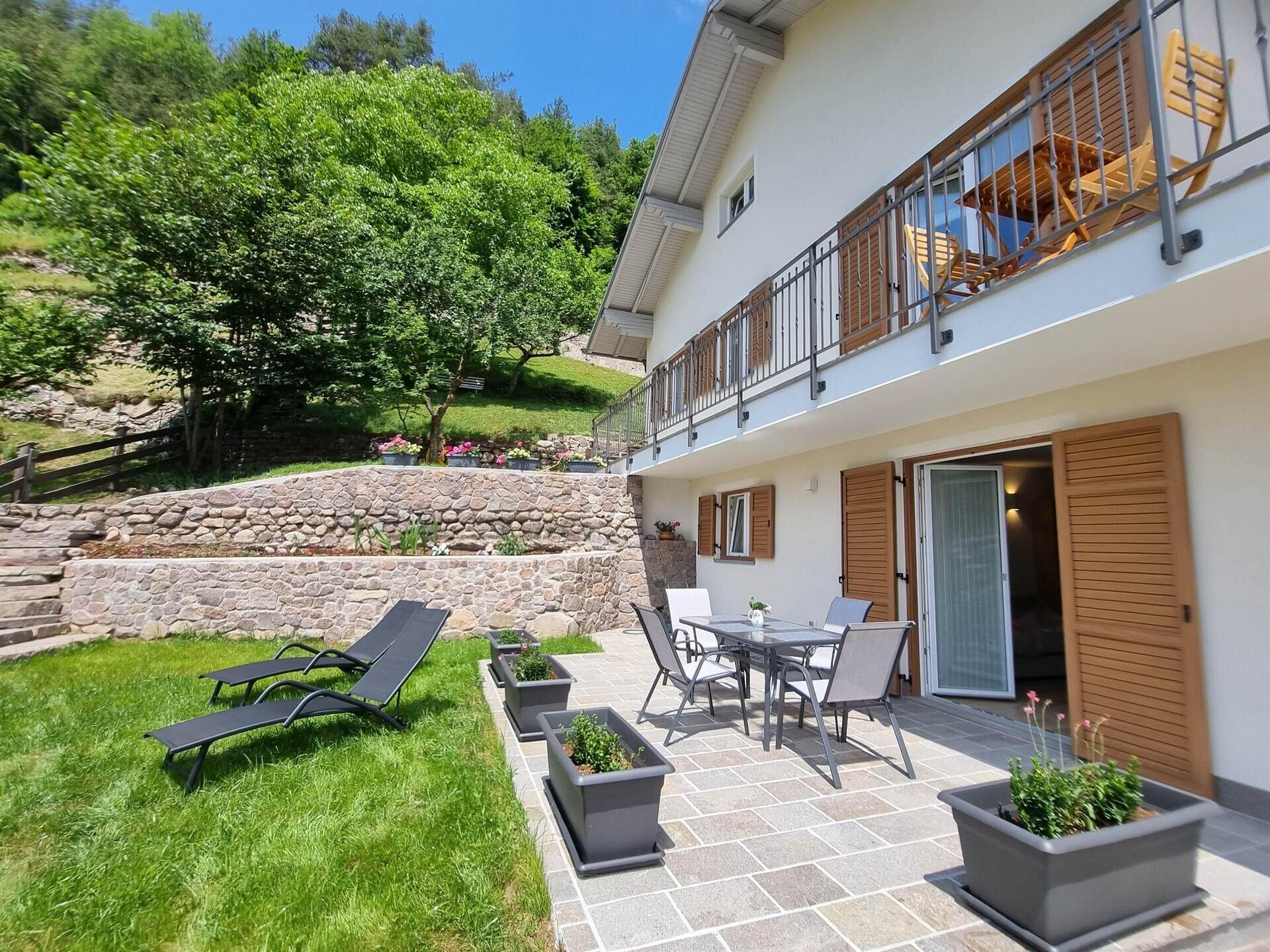 Foto dettaglio terrazzo e giardino appartamento