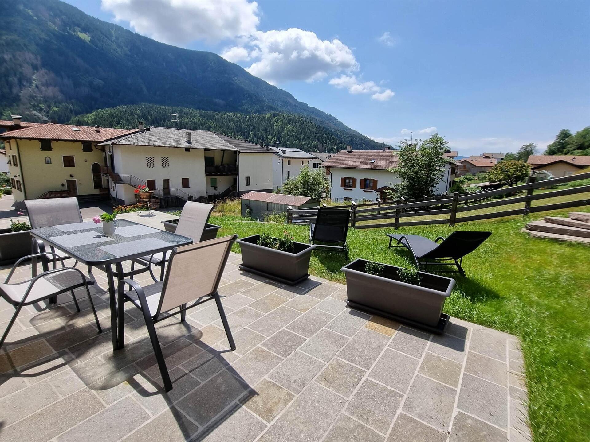 dettaglio terrazzo e sdraio