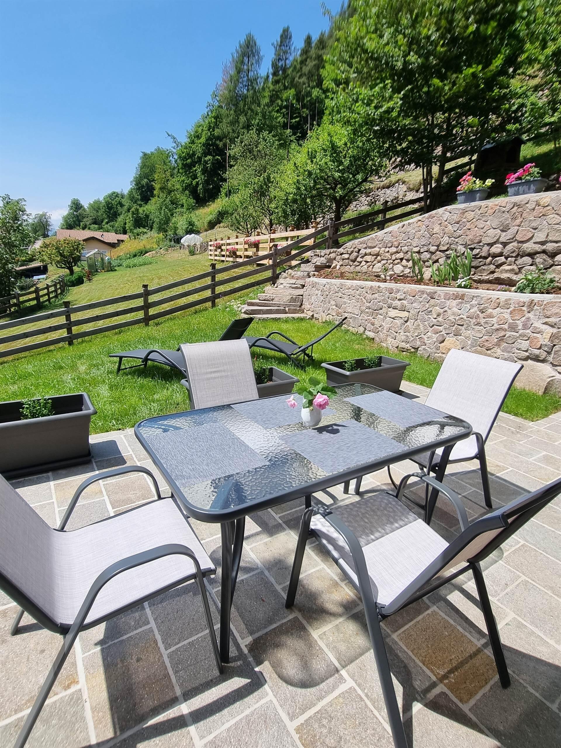 dettaglio sedie e tavolo terrazzo