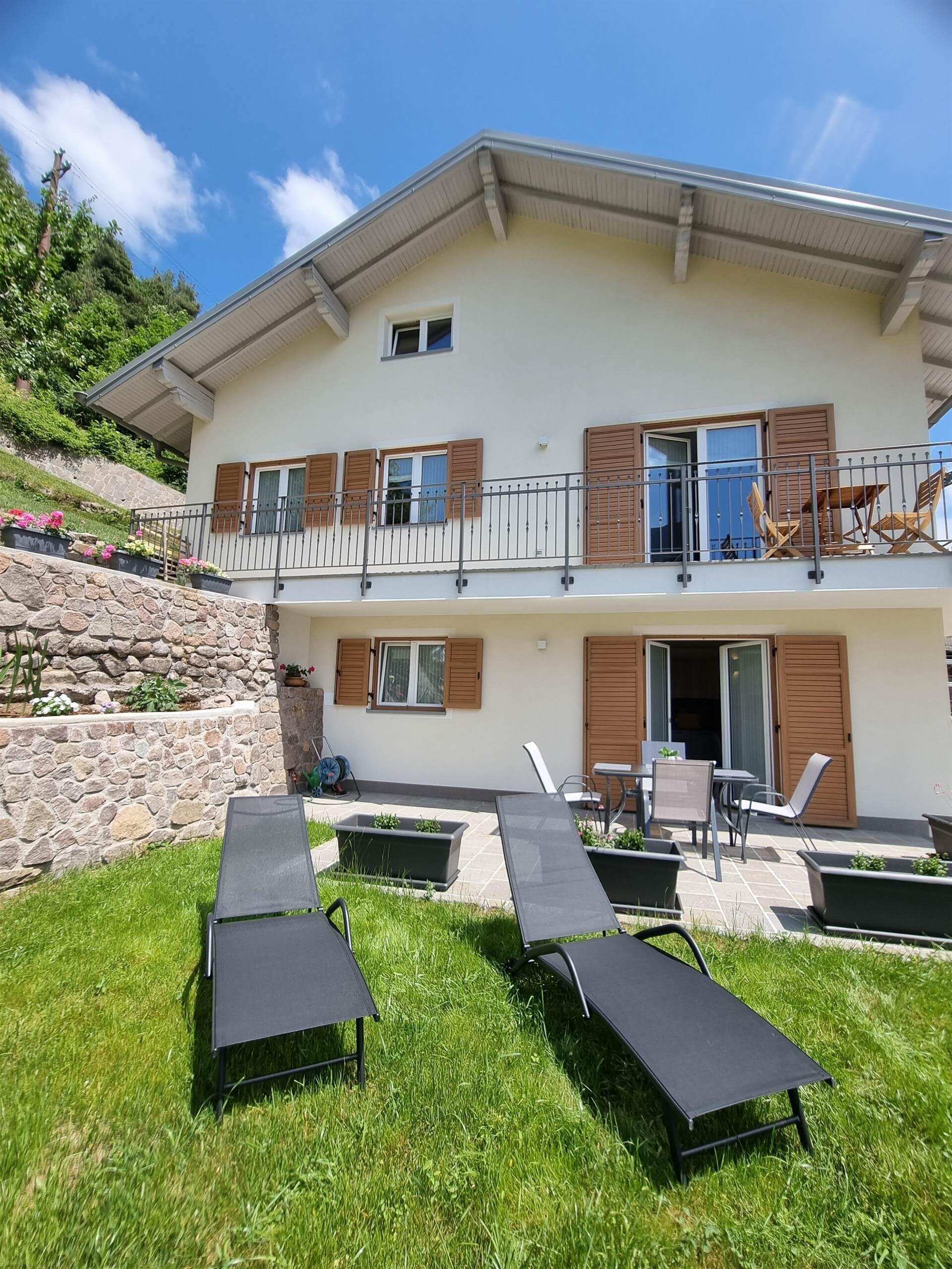 Foto terrazzo e giardino con sdraio da sud