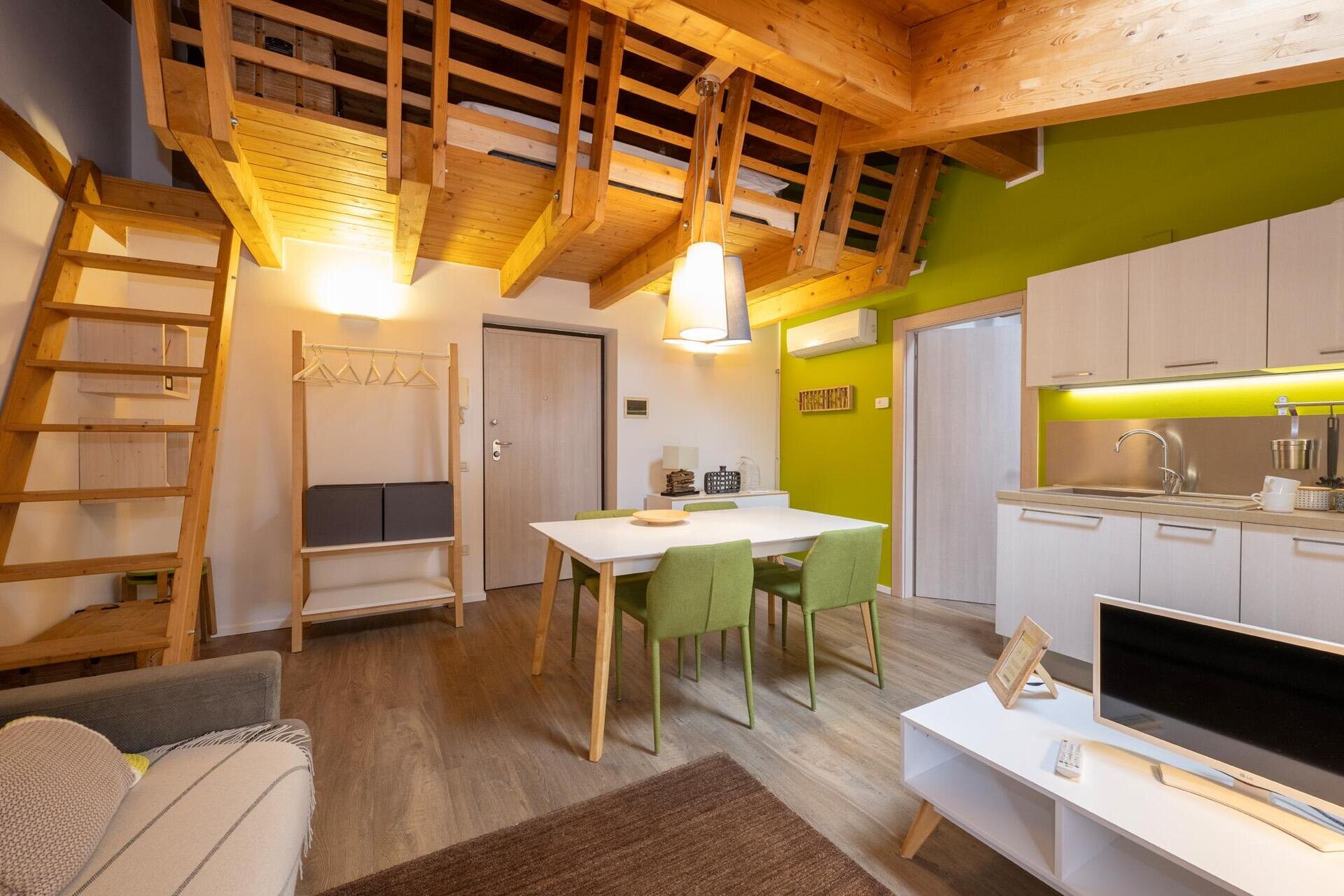 Ampio soggiorno luminoso e soppalco