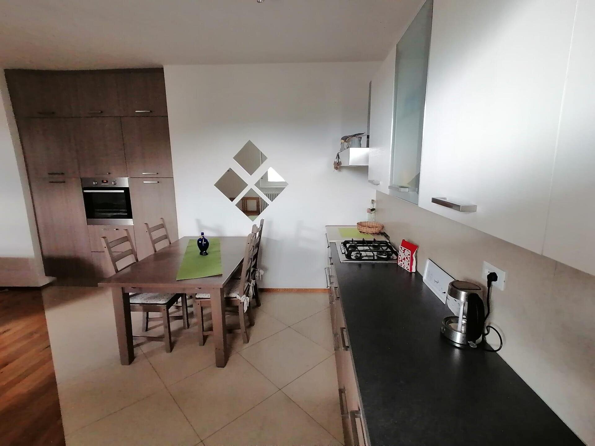 cucina con parete attrezzata