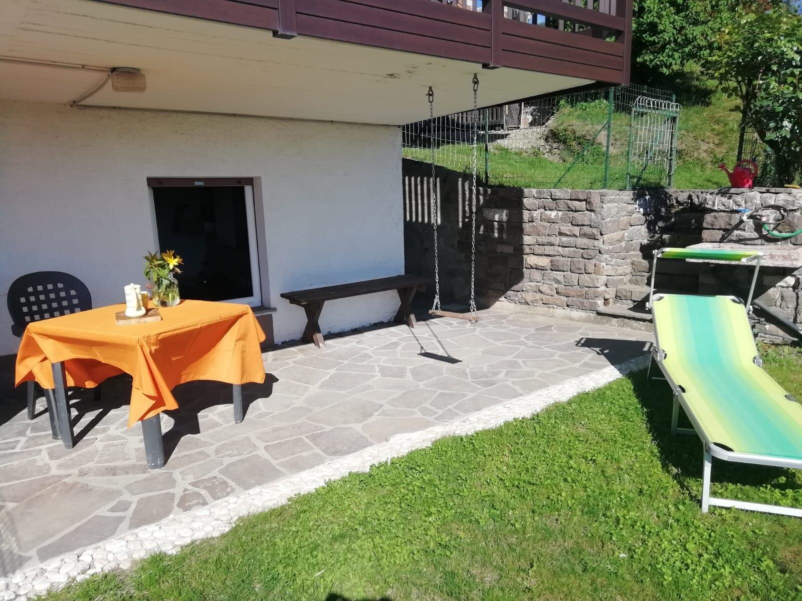 giardino con zona colazione