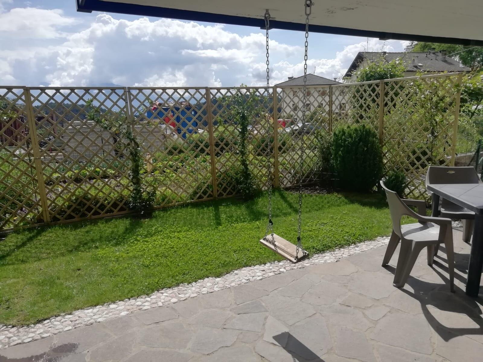 giardio tavolo altalena