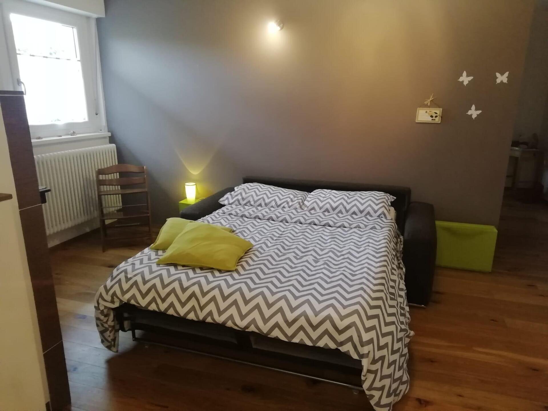 soggiorno con letto aperto