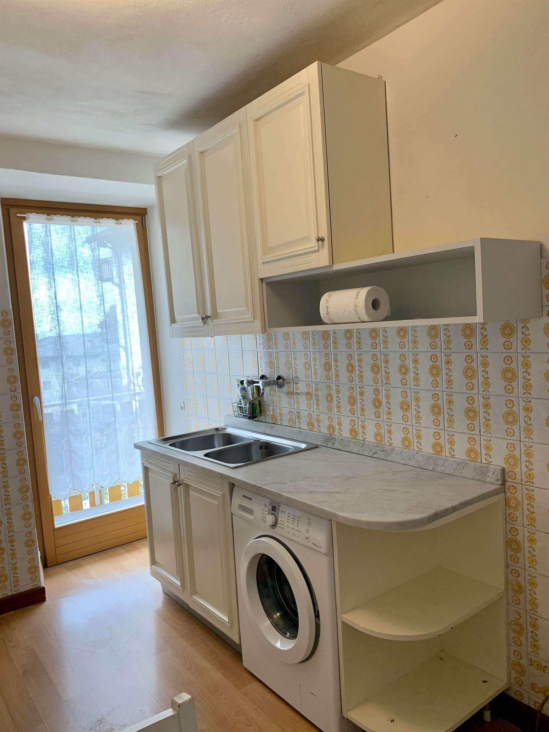 2153D8B5-FAB4-4FB2-961C-DDD1CAD144CB