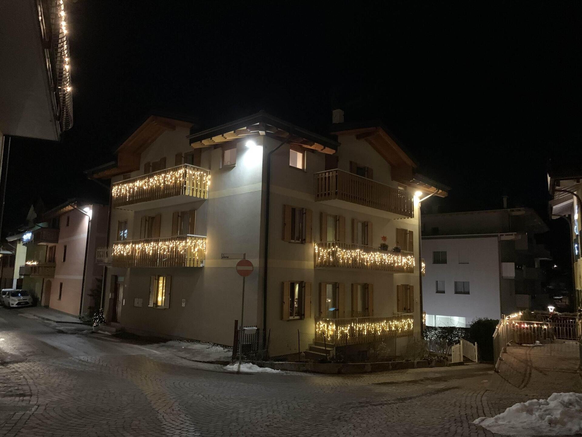 8E50350D-3A16-42DB-9F04-77561531F1CF