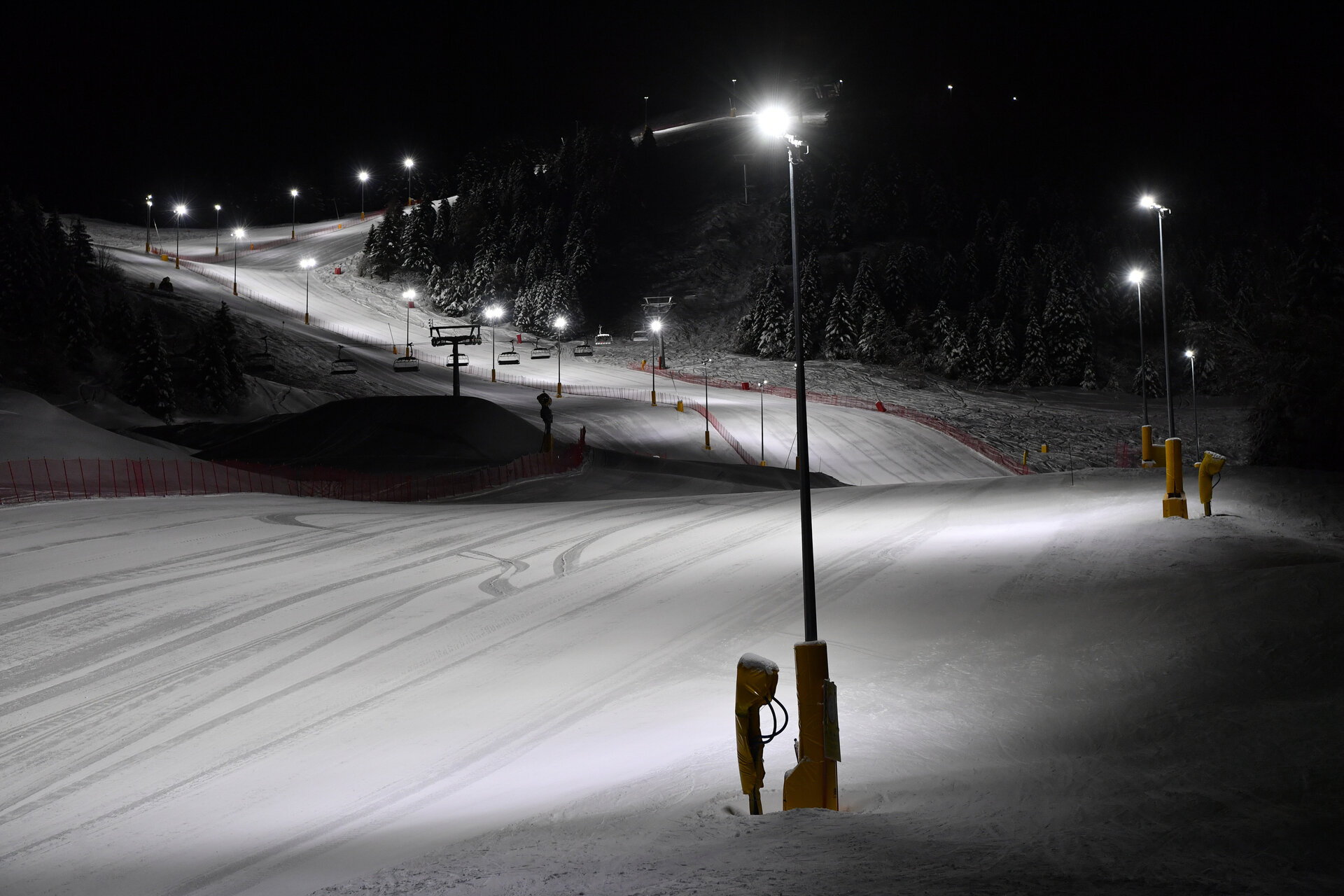 Content Dam Org 7 Images Full Rights Outdoor Sulla Neve Ski Area Happy Snow Sciare Sotto Le Stelle Notturna 1