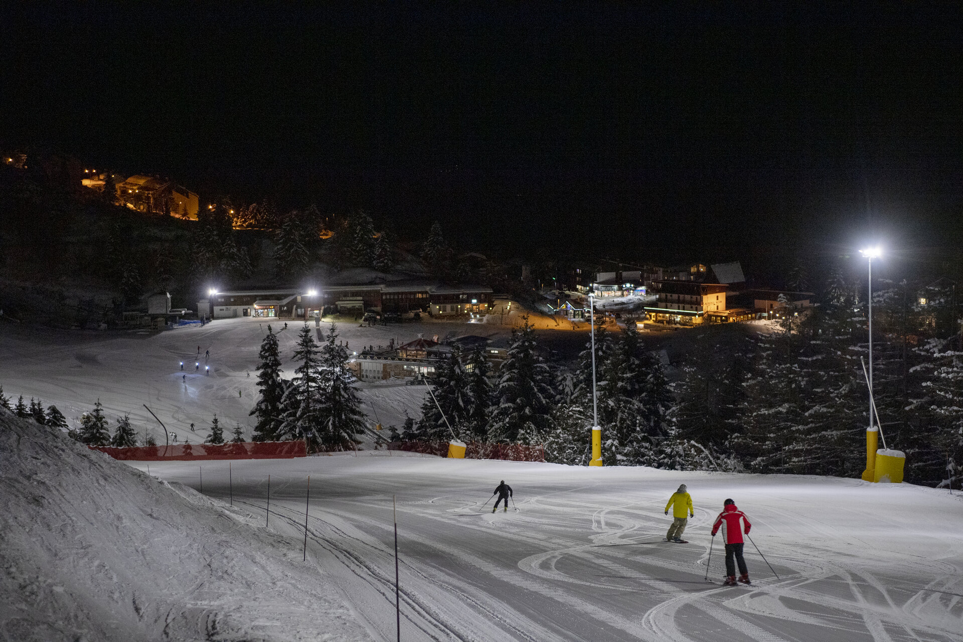 Content Dam Org 7 Images Full Rights Outdoor Sulla Neve Ski Area Happy Snow Sciare Sotto Le Stelle Notturna Cover 3