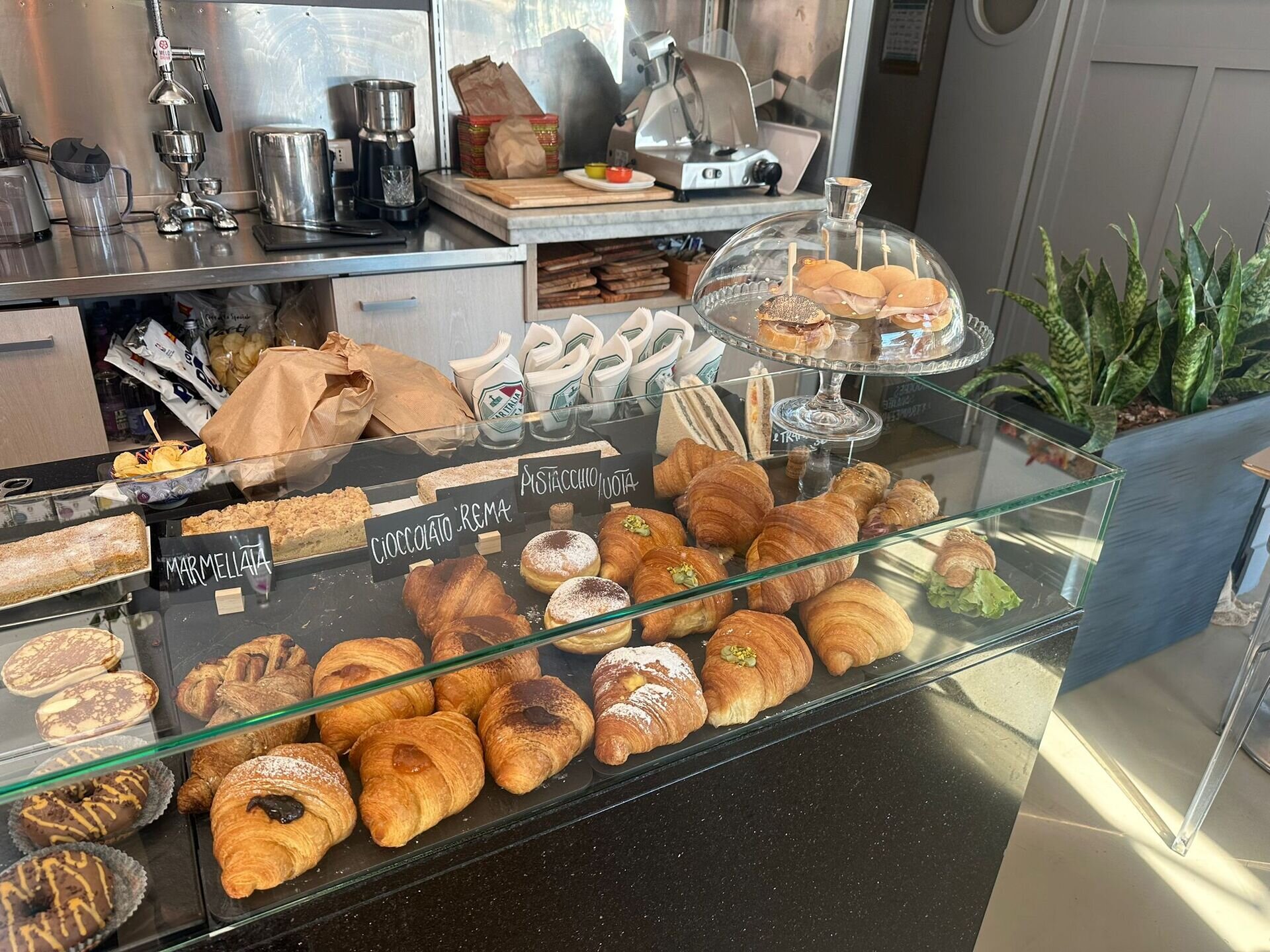 Content Dam Org 7 Images Full Rights Gusto Bar E Pasticcerie Bar Italia Piazza Venezia Bar Italia Piazza Venezia 4