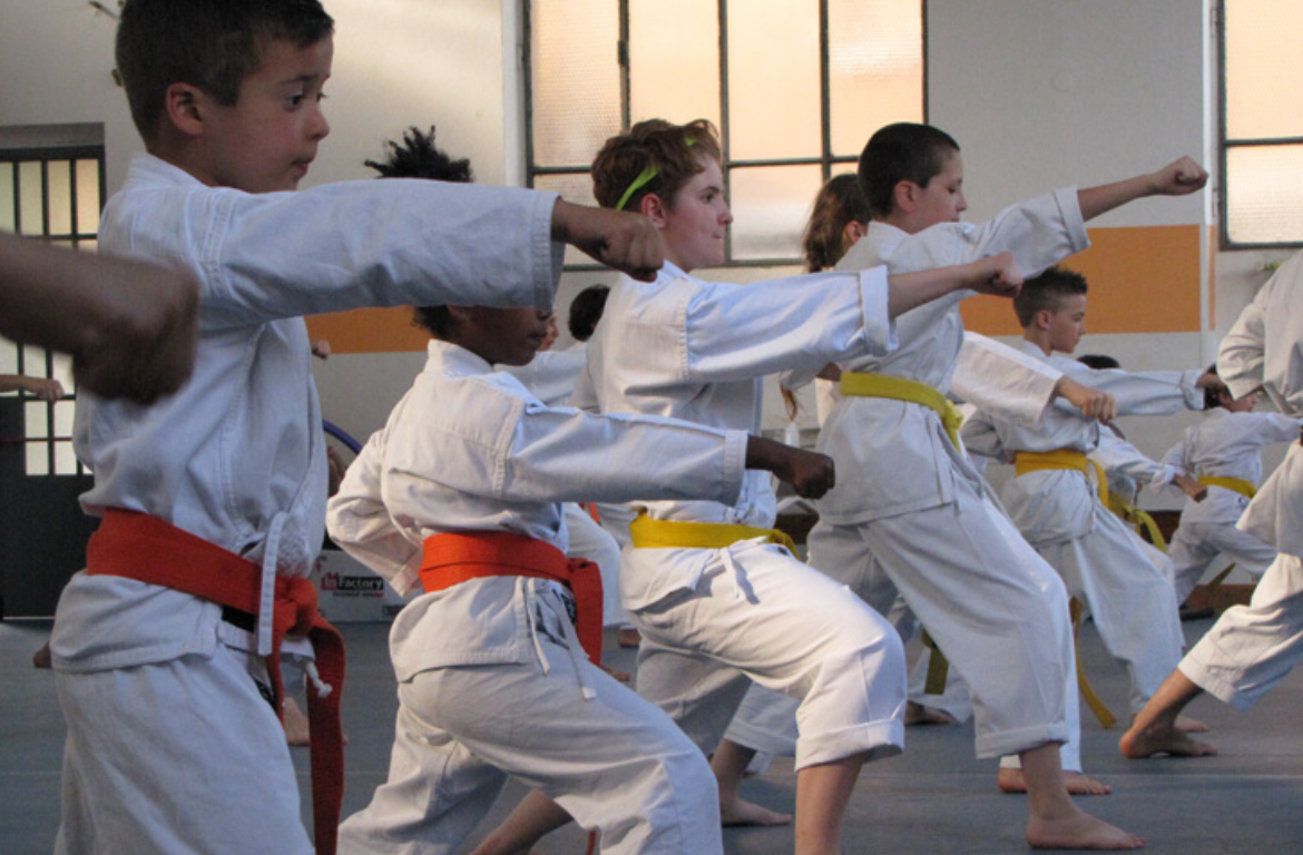 Einführung in die Kampfkünste und die Akrobatikgymnastik