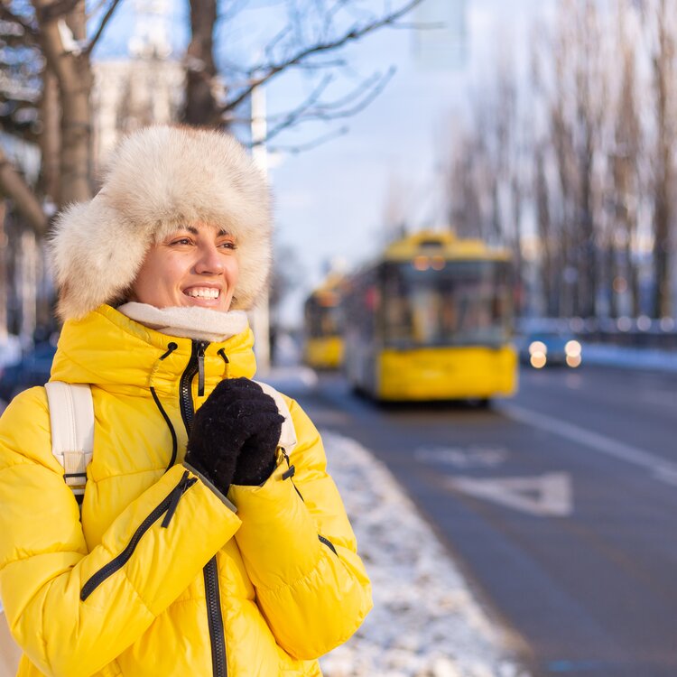 Ritratto Di Inverno Di Una Donna Felice Una Calda Giacca Gialla E Cappello Russo Siberiano Attesa Di Un Autobus Su Una Strada Innevata Della Citta